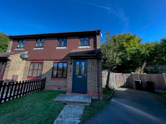 2 Bedroom Property To Rent In Almond Close, Ashford, TN25