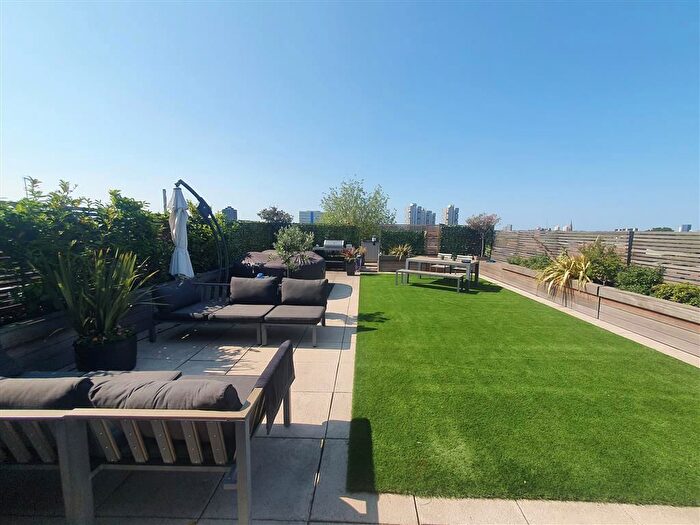 2 Bedroom Flat For Sale In Boyson Road, Elephant And Castle, SE17