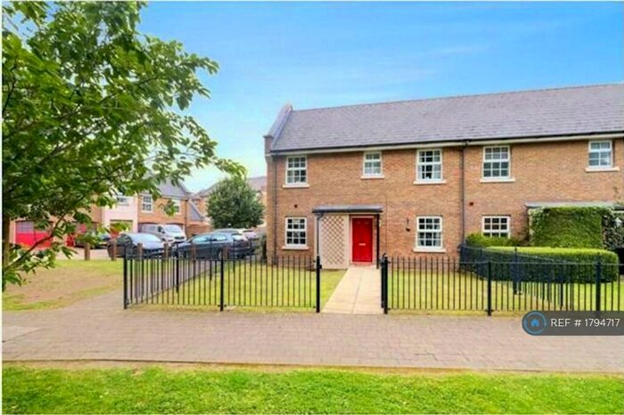 2 Bedroom End Of Terrace House To Rent In Park Cliff Road, Greenhithe, DA9