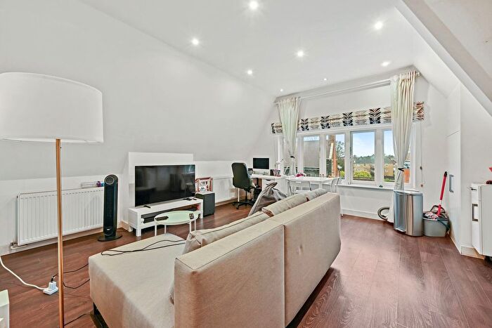 1 Bedroom Flat To Rent In Top Floor Flat, Acton High Street, W3