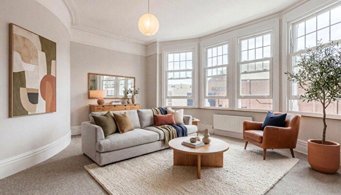 2 Bedroom Apartment For Sale In Fortis Green Road, London, N10