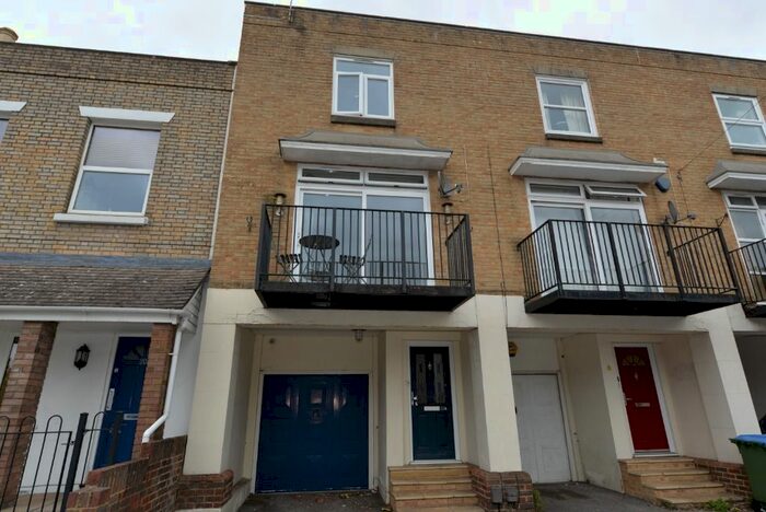 3 Bedroom Town House To Rent In Bellevue Road, Southampton, SO15