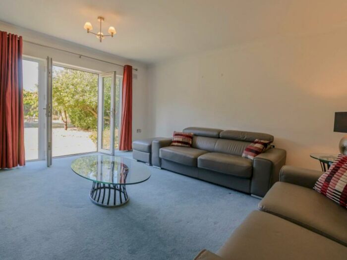 2 Bedroom Flat To Rent In Old Orchard, Shoppenhangers Road, Maidenhead, SL6