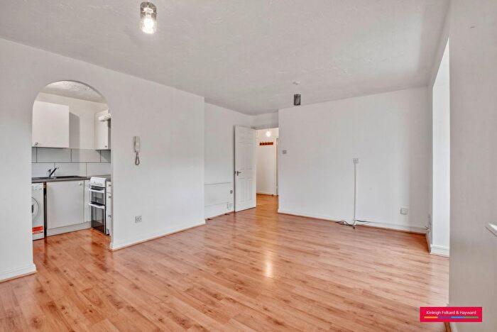 2 Bedroom Flat To Rent In Dalrymple Close, London, N14