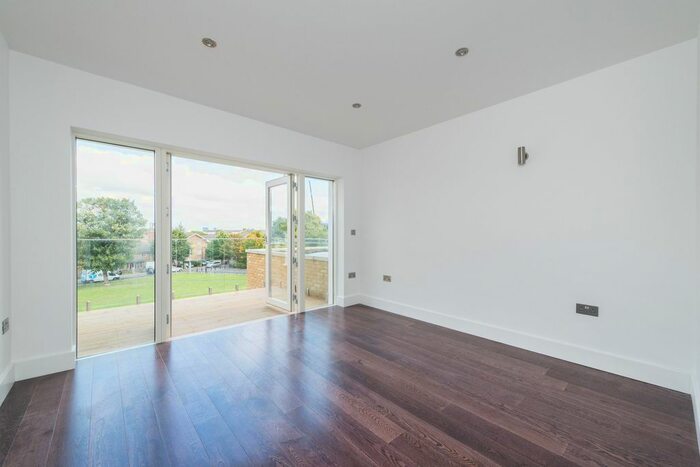 2 Bedroom Flat To Rent In Hamley Lodge, Peckham High Street, Peckham, SE15