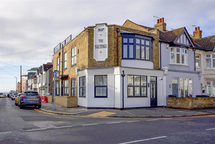 2 Bedroom Apartment For Sale In The Saltings, Pall Mall, Leigh-On-Sea, SS9