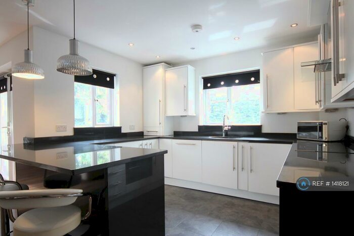 2 Bedroom Flat To Rent In Baddow Croft, Woolton, Liverpool, L25