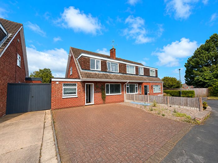3 Bedroom Semi Detached House For Sale In Hoylake Drive, Derby, DE3