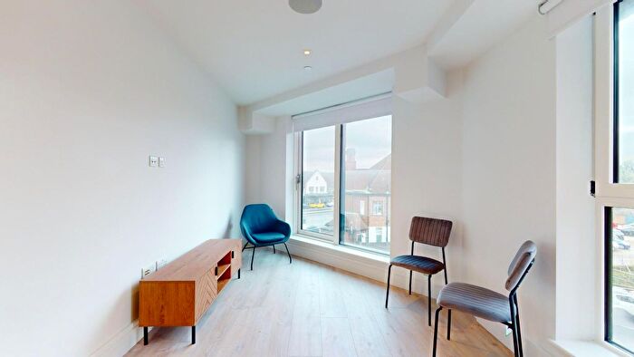 2 Bedroom Flat To Rent In Beverley Way, New Malden, SW20