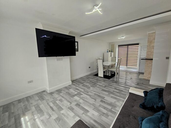 3 Bedroom House To Rent In Kendal Close, Luton, LU3