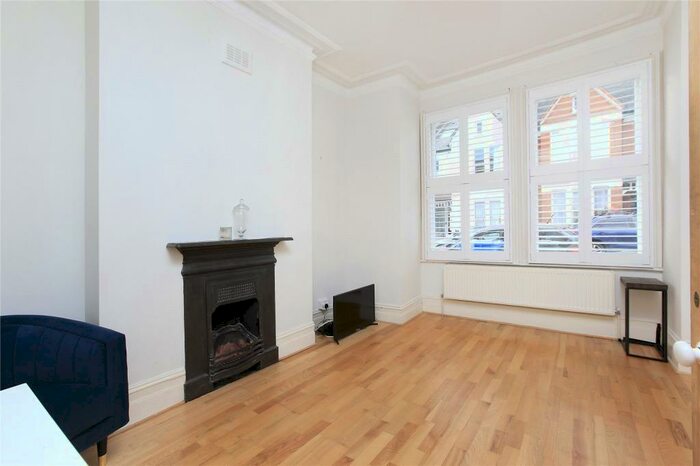 2 Bedroom Flat To Rent In Dagnan Road, Clapham South, London, SW12
