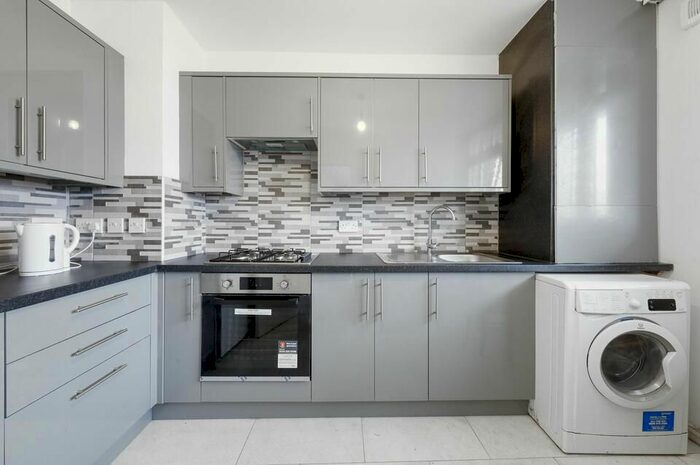 3 Bedroom Flat To Rent In Richborne Terrace, London, SW8