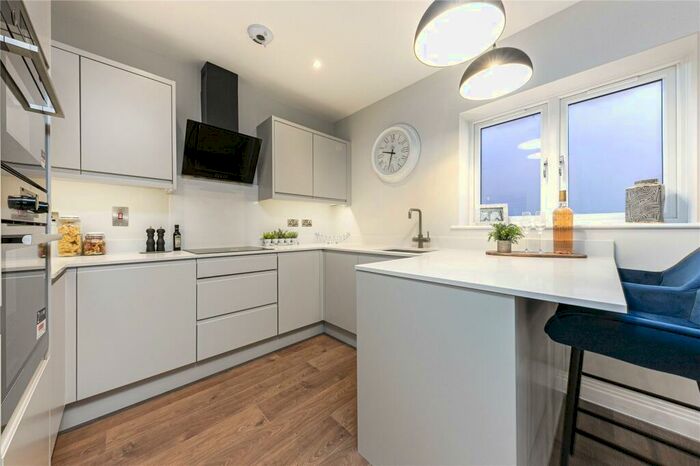 1 Bedroom Flat For Sale In Springfield Lane, Weybridge, Surrey, KT13