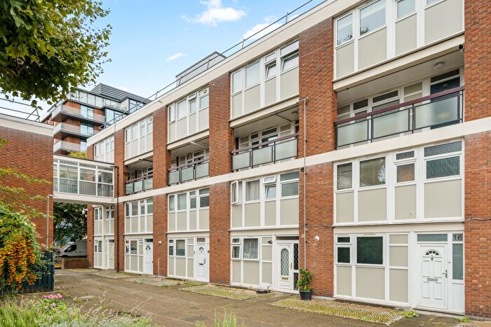 3 Bedroom Flat For Sale In Searles Close, Battersea, SW11