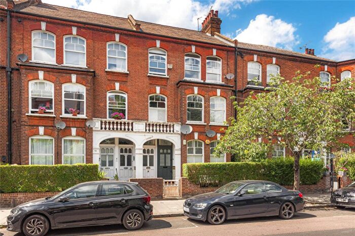 2 Bedroom Maisonette For Sale In Cambridge Road, London, SW11