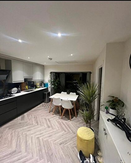 2 Bedroom Detached House To Rent In Hendon Way, London, NW2