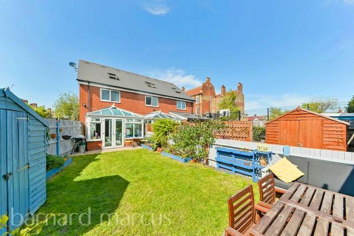 3 Bedroom Property To Rent In Garratt Lane, London, SW18