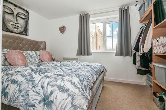 1 Bedroom Flat For Sale In Russett Way, Dunstable, Bedfordshire, LU5