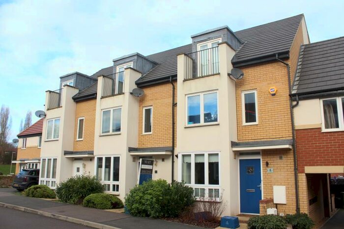 4 Bedroom Town House To Rent In Gyosei Gardens, Willen Park, MK15