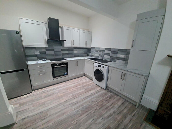 2 Bedroom Flat To Rent In Oakwood Drive, Leeds, LS8