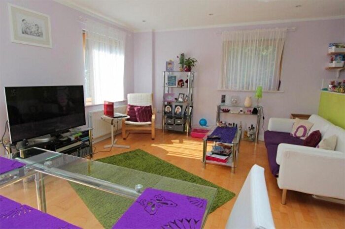 2 Bedroom Apartment To Rent In Clarendon Road, Turnpike Lane, N8