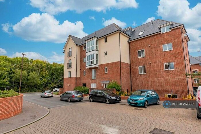 2 Bedroom Flat To Rent In Stone Court, Crawley, RH10