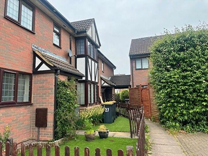 2 Bedroom Maisonette To Rent In Queensbury Close, Bedford, MK40