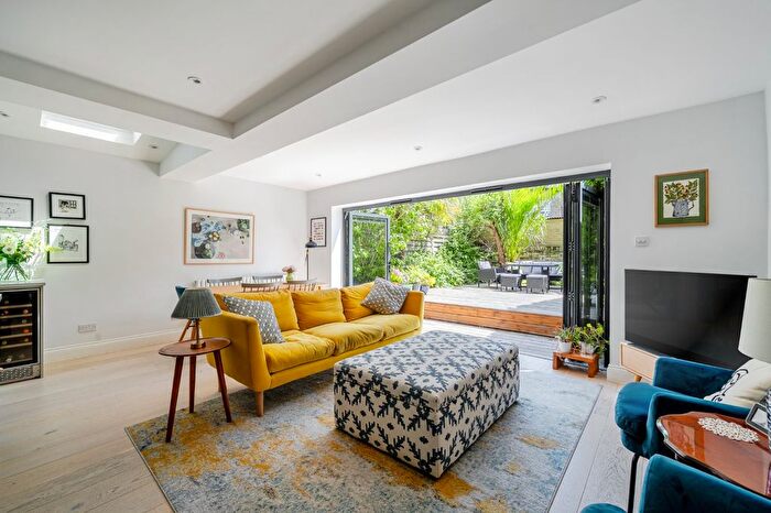 2 Bedroom Flat For Sale In Sarsfeld Road, Balham, London, SW12