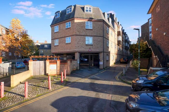 1 Bedroom Flat To Rent In Darwin Court, Gravel Walk, Rochester, ME1