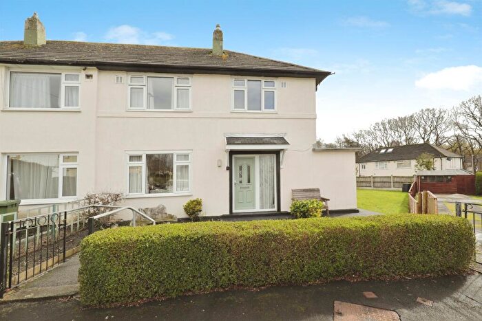 3 Bedroom Semi Detached House For Sale In Lingfield Gardens, Leeds, LS17