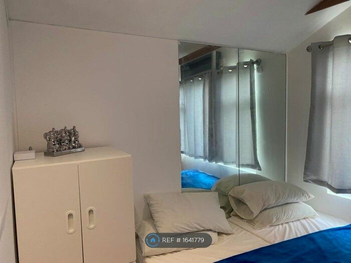 1 Bedroom Flat To Rent In Wood Lane, Dagenham, RM9