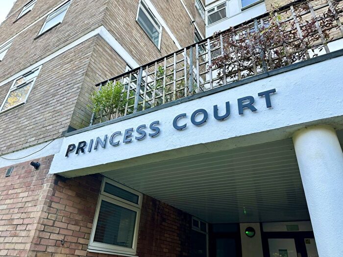 2 Bedroom Flat To Rent In Bromley Hill, Bromley, BR1