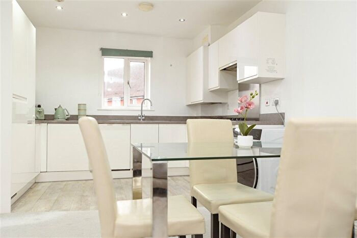 2 Bedroom Flat For Sale In Westvale Road, Horley, Surrey, RH6