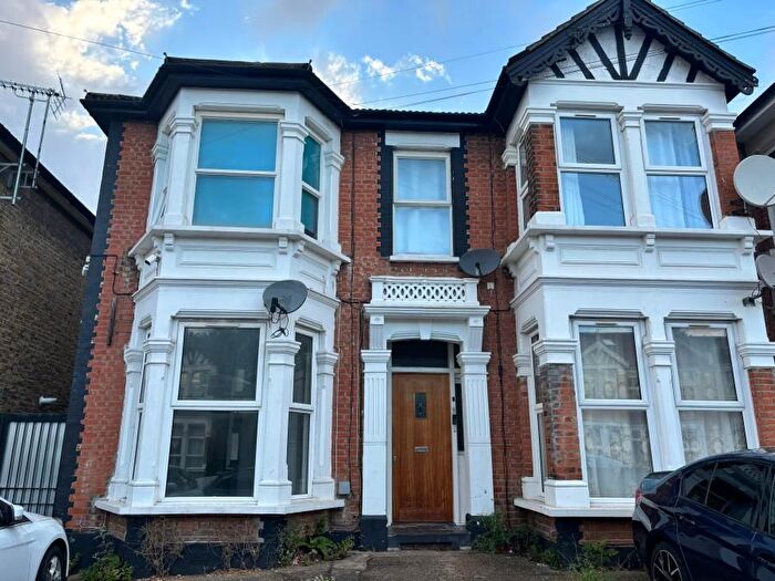 1 Bedroom Flat To Rent In Seymour Gardens, Ilford, IG1