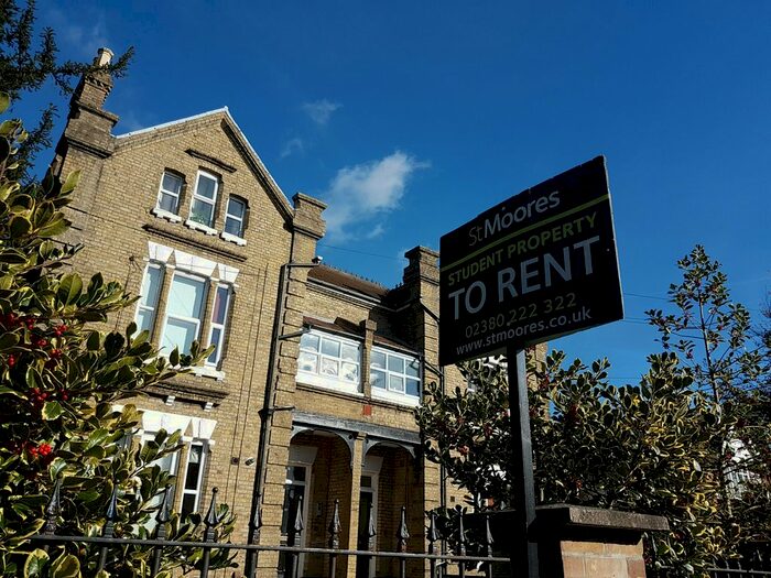 3 Bedroom Town House To Rent In - Westridge Road, Portswood, Southampton, SO17