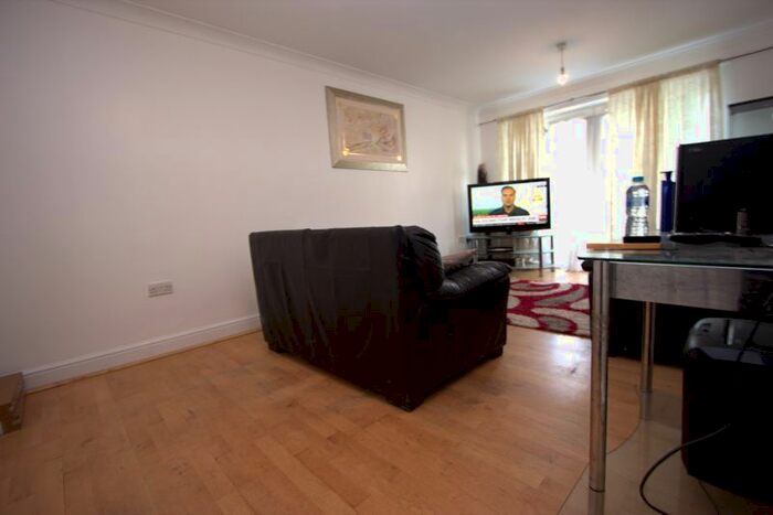 2 Bedroom Flat To Rent In Osier Crescent, London, N10