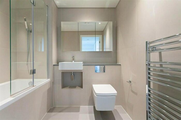 Flat To Rent In Gartons Way, SW11