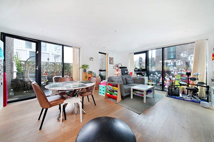 2 Bedroom Flat For Sale In Gladstone Terrace, Battersea Park, SW8