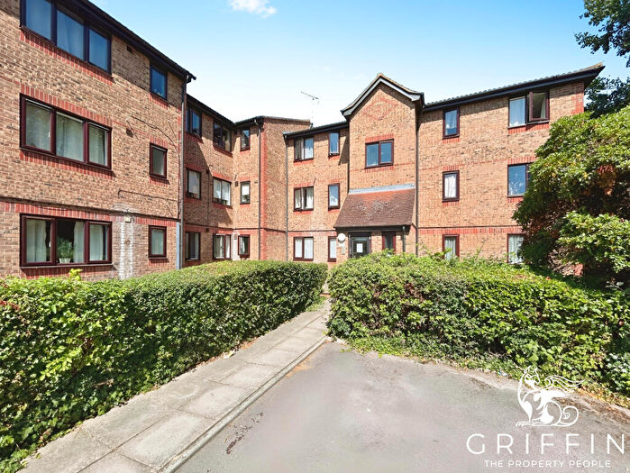 2 Bedroom Flat To Rent In Chestnut Road, Basildon, SS16