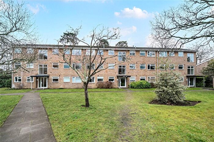 2 Bedroom Flat For Sale In Oakdene Court, Walton-On-Thames, KT12