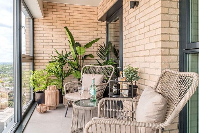 2 Bedroom Flat For Sale In Capital Interchange Way, Brentford, TW8