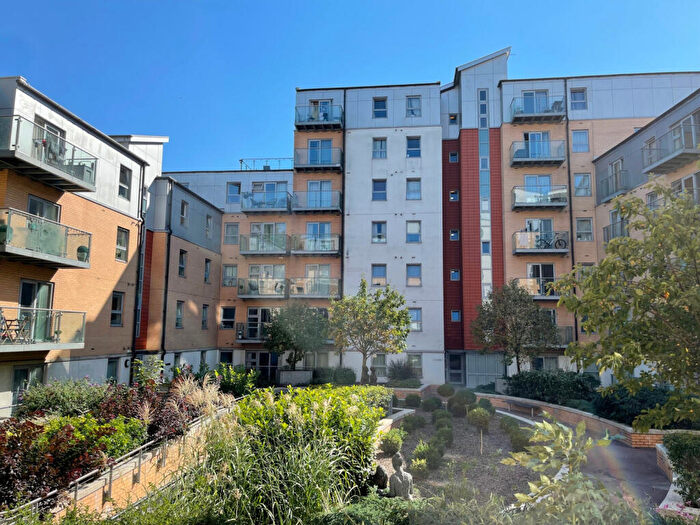 2 Bedroom Flat To Rent In Queen Mary Avenue, E18