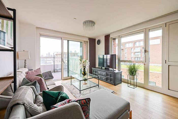 3 Bedroom Flat To Rent In Jefferson Plaza, Bow, London, E3
