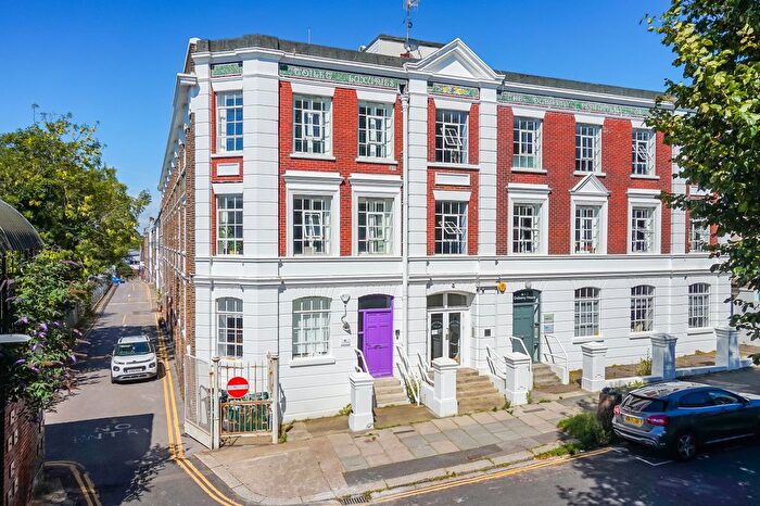 2 Bedroom Flat To Rent In Hove Park Villas, Hove, BN3