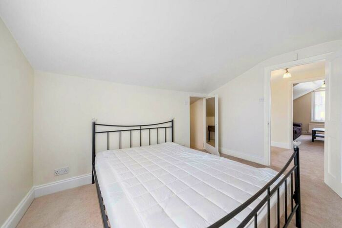 1 Bedroom Flat To Rent In Priests Bridge, Little Chelsea, London, SW14