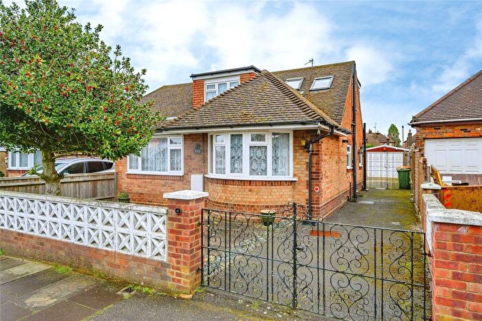 3 Bedroom Bungalow For Sale In Ridgeway Avenue, Dunstable, Bedfordshire, LU5