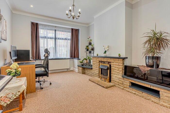 3 Bedroom Detached House To Rent In Broadway Gardens, Mitcham, Surrey, CR4