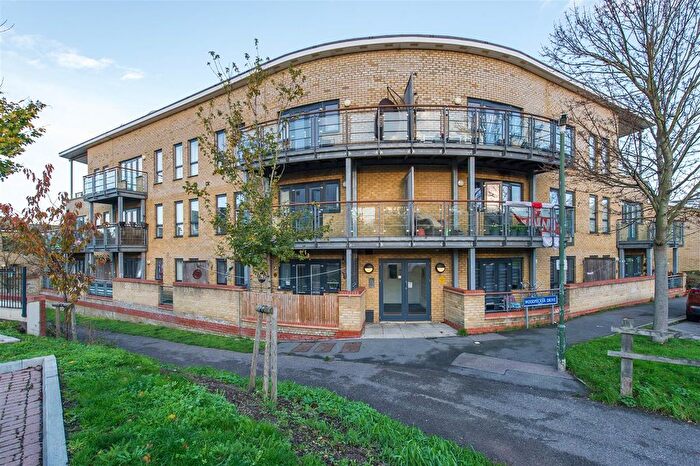 1 Bedroom Flat To Rent In Woodpecker Drive, Greenhithe, DA9