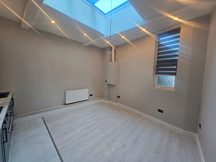 1 Bedroom Flat To Rent In Askew Road, London, W12