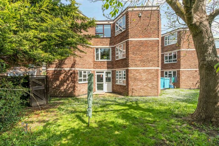 1 Bedroom Flat To Rent In Royal Road, Teddington, TW11